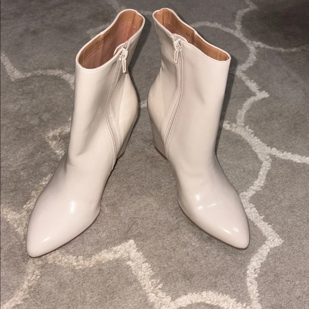 NWOT Dolce Vita Pascal ivory wedge heeled booties Size 7.5